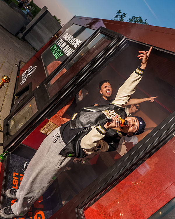 The Q Lounge karaokebus