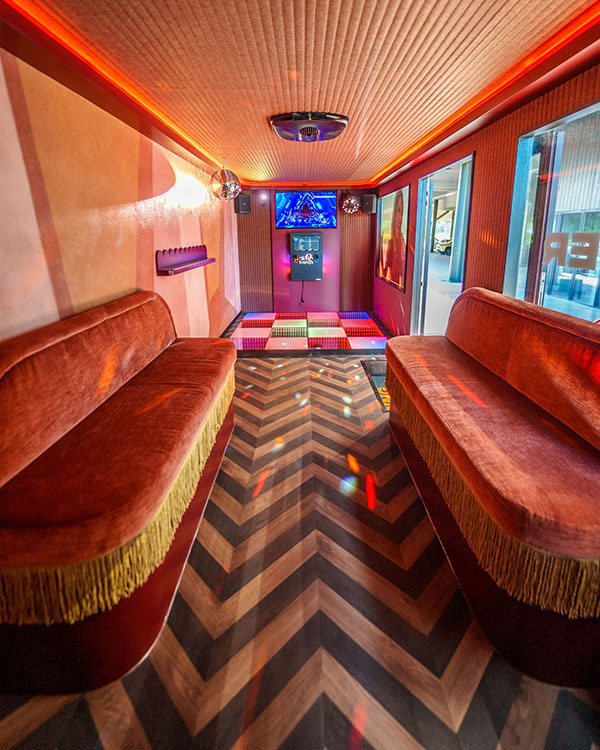 The Q Lounge karaokebus