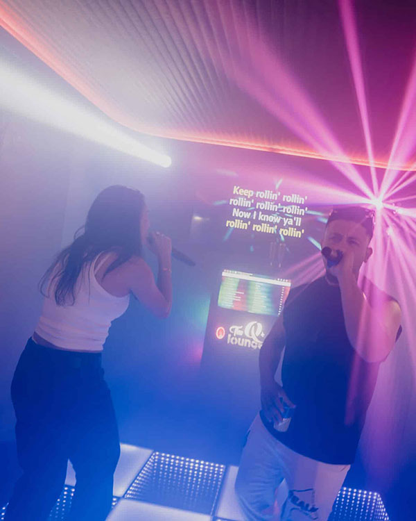 The Q Lounge karaokebus