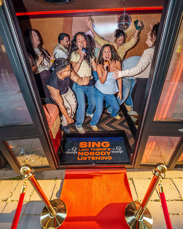 The Q Lounge karaokebus