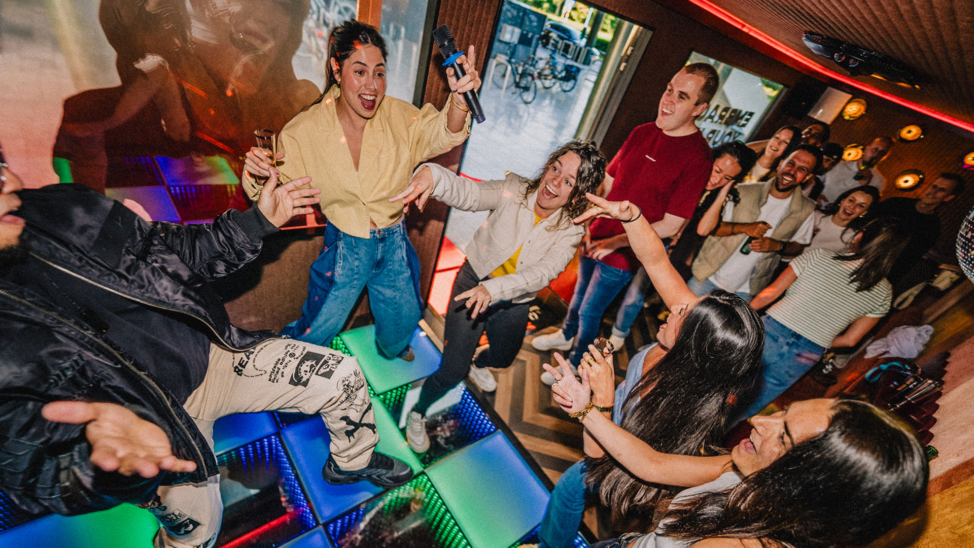 The Q Lounge Karaokebus