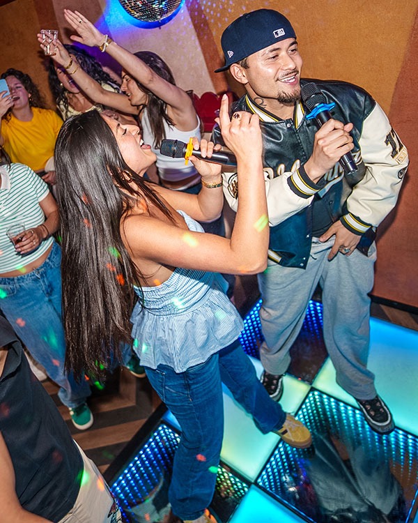 The Q Lounge Karaokebus