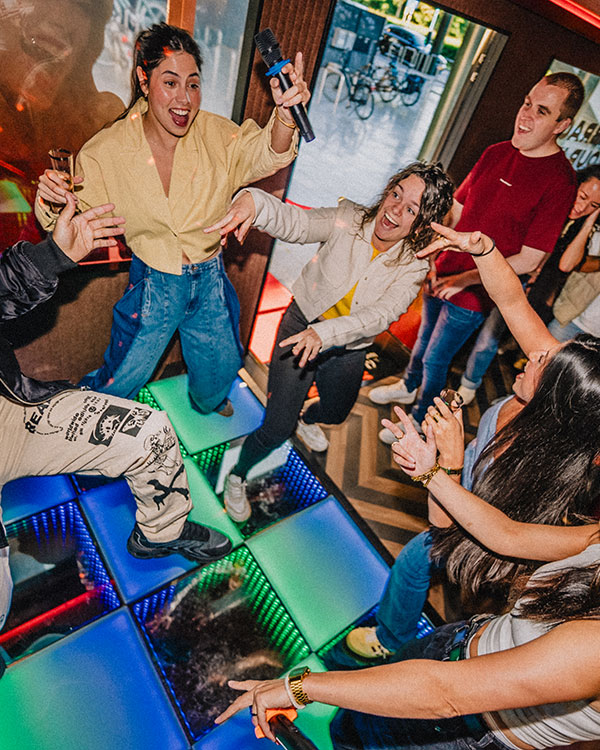 The Q Lounge Karaokebus